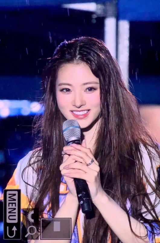 anna meovv visual goddesswoman-microphone-smiling-rings.