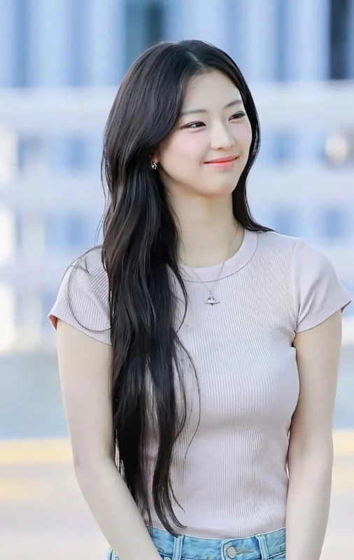 ruka babymonster airport fashionwoman-long_hair-casual-smiling.