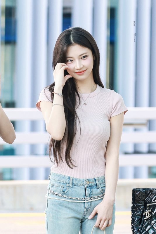 ruka babymonster airport fashionwoman-pinktop-jeans-bracelet.