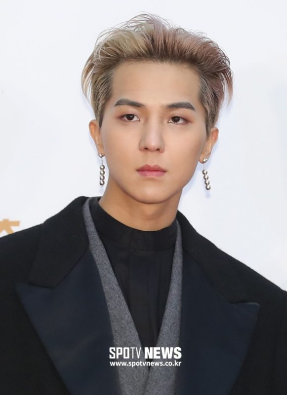 winner mino military service controversyAsian-man-earrings-blonde-hair.
