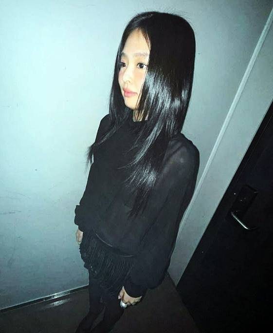 jennie layered cut hairstylewoman-blackdress-longhair-profile.