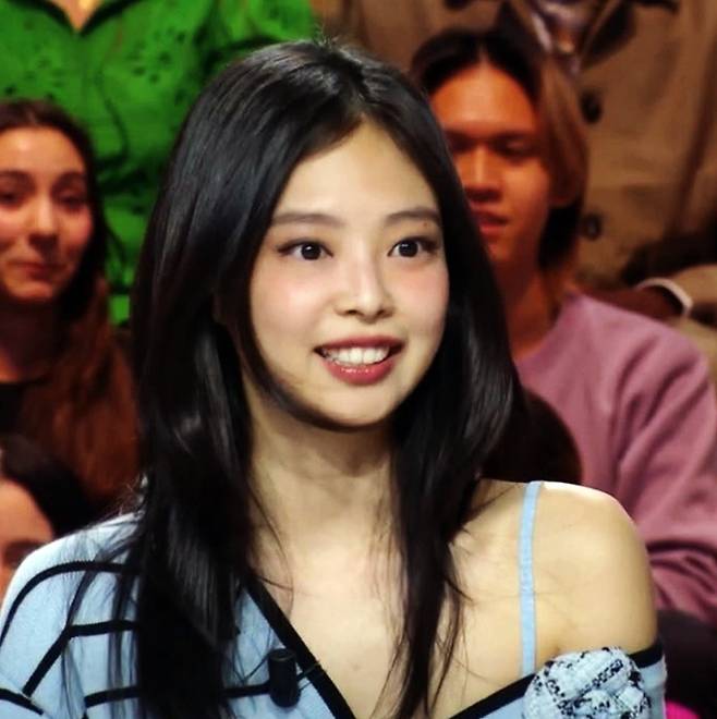 jennie layered cut hairstyleJennie-smile-blackhair-blueclothing.