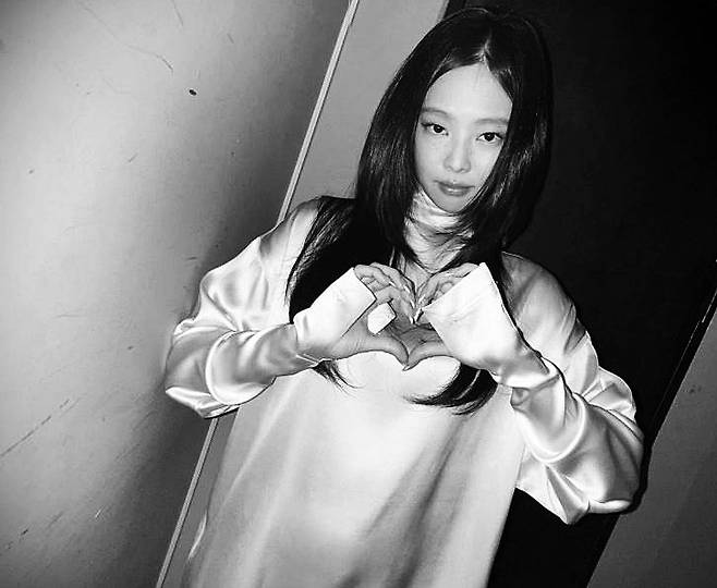 jennie layered cut hairstyleblack-and-white-heart-shape-blouse-portrait.
