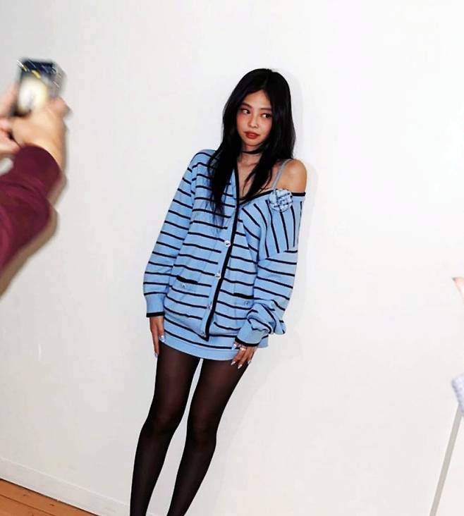 jennie layered cut hairstylewoman-cardigan-tights-photography.