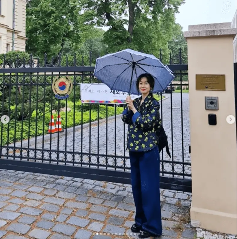 kim ji-soo overseas votewoman-umbrella-embassy-gate.