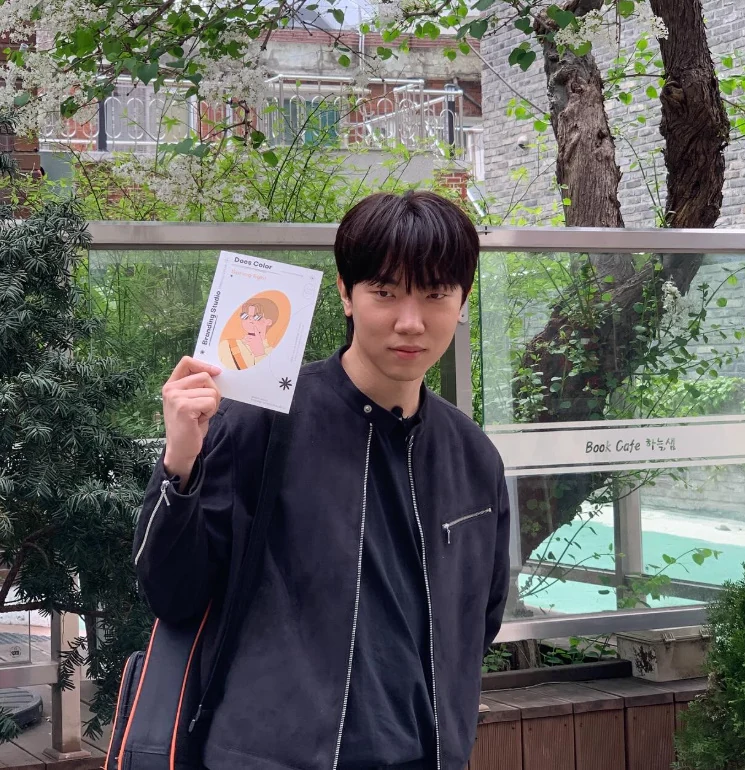 band nah nah sang-hyun apologize sexual harrasmentman-book-jacket-outdoor.