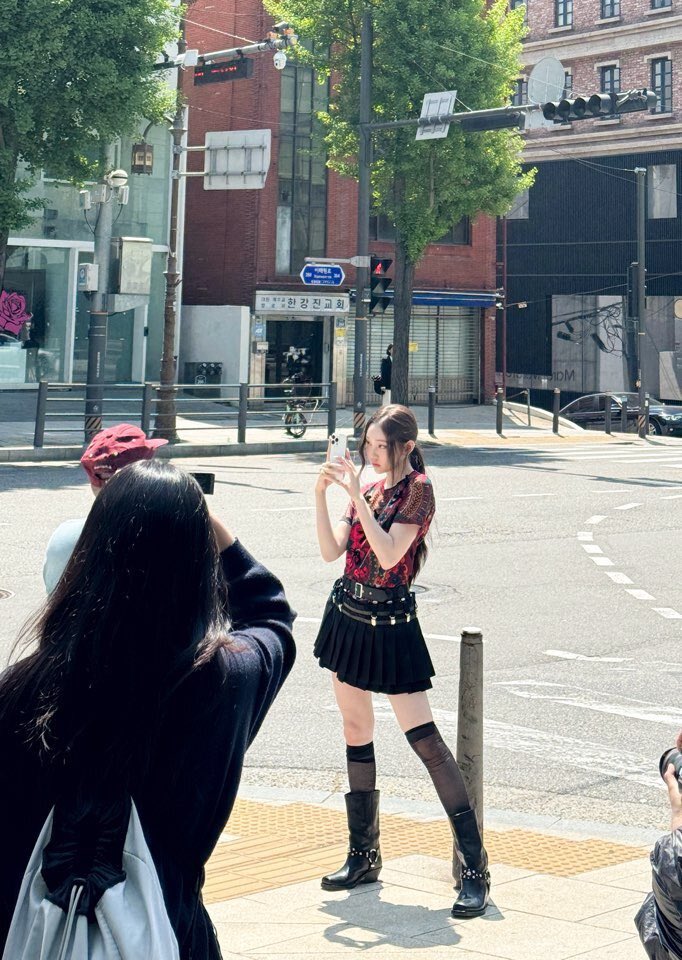 youngseo illit debutstreet-photography-fashion-city-sidewalk.