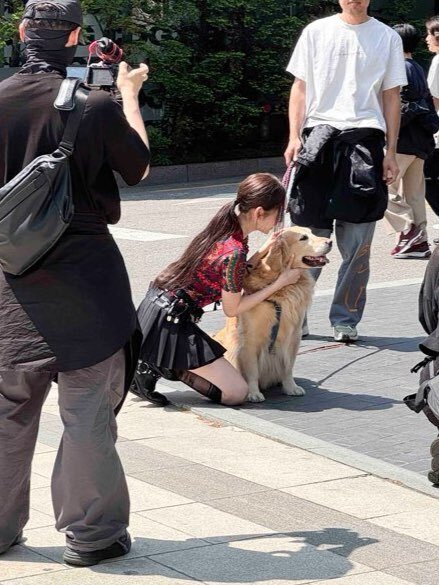 youngseo illit debutstreet-woman-dog-filming.