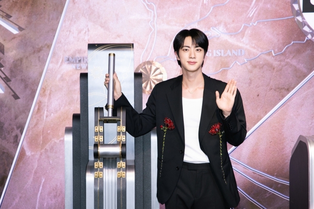 bts jin reunionJin-EmpireStateBuilding-Suit-Waving.