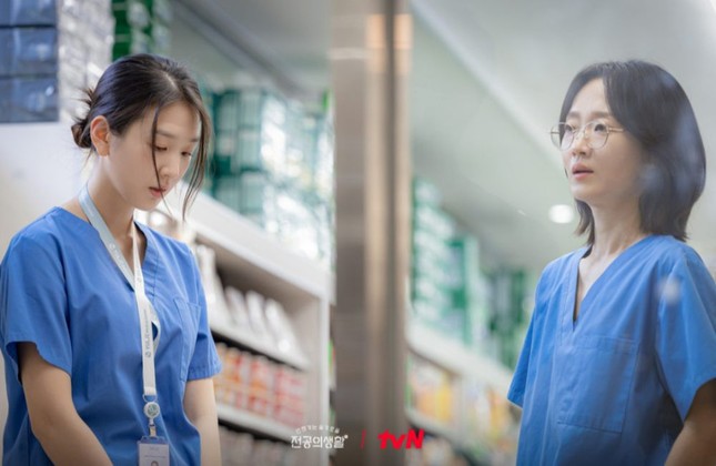 kim hye-in resident playbook marriagetwoWomen-scrubs-hospital-serious.
