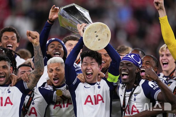 son heung-min trophy park seo-joon celebrationsoccer-trophy-celebration-team-players.