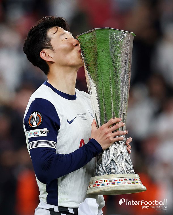 son heung-min trophy park seo-joon celebrationSonHeungMin-Trophy-Kissing-SoccerPlayer.