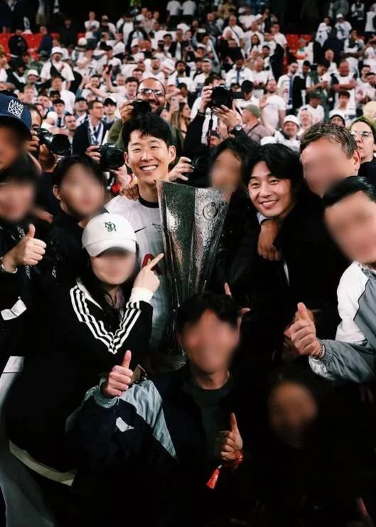 son heung-min trophy park seo-joon celebrationsoccer-trophy-fans-celebration.