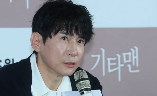 Lee Sun-jeong Kim Sae-ron final project Guitar Manman-microphone-asian-interview.