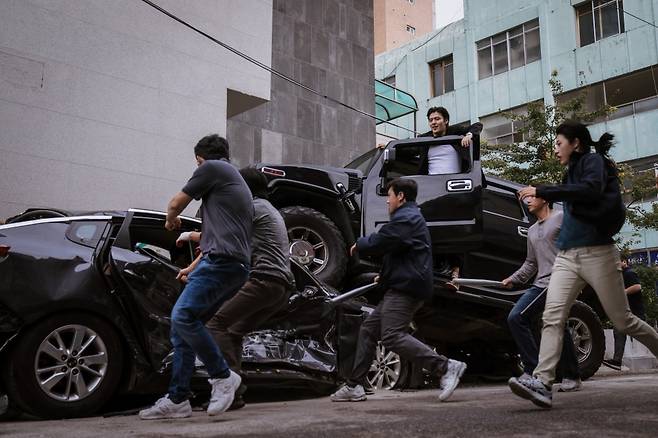 yadang the snitch box officecar-accident-people-buildings-escape.