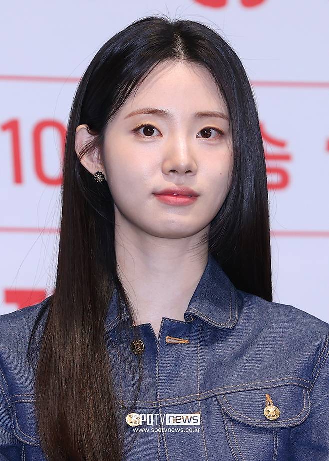 shin si-ah management soopwoman-portrait-denim-earring.