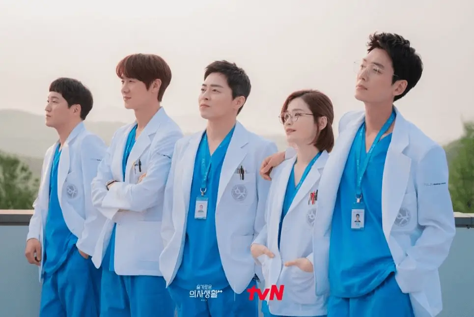 hospital playlist viewership surgedoctors-scrubs-whitecoats-lookingup.