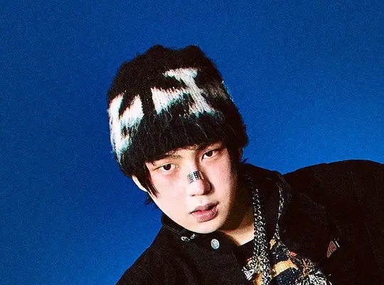 newbeat kim taeyang rib fracture injuryportrait-beanie-jewelry-bluebackground.