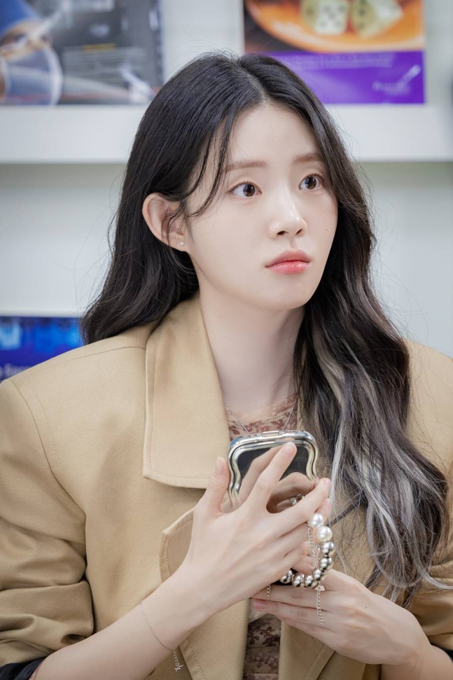 Shin Si-ah Resident Playbook interviewwoman-blazer-phone-jewelry.