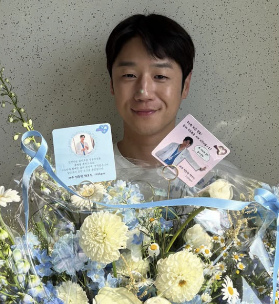 jung joon-won resident playbookman-flowers-bouquet-cards.
