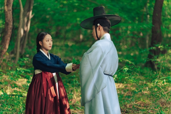 jo bo-ah dear hongrang interviewHanbok-Forest-Couple-Korean.