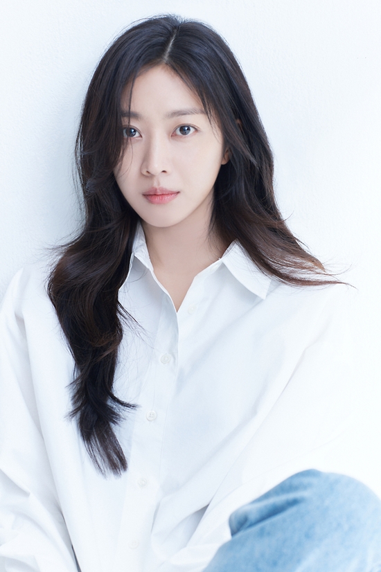 jo bo-ah dear hongrang interviewportrait-woman-shirt-hair.