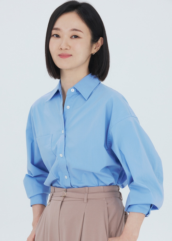 Lee Bong-ryun workplace romancewoman-blueShirt-pants-shortHair.