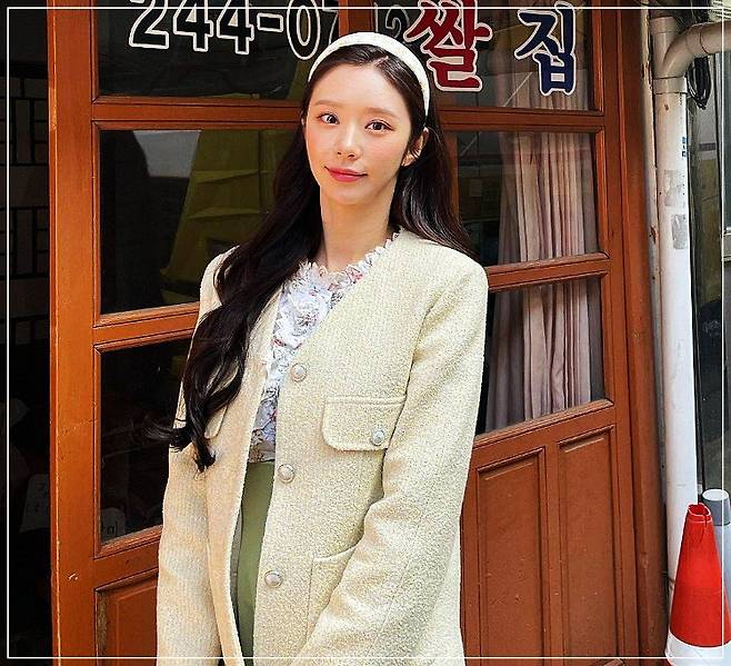 lee joo-bin girl group traineewoman-headband-jacket-door.
