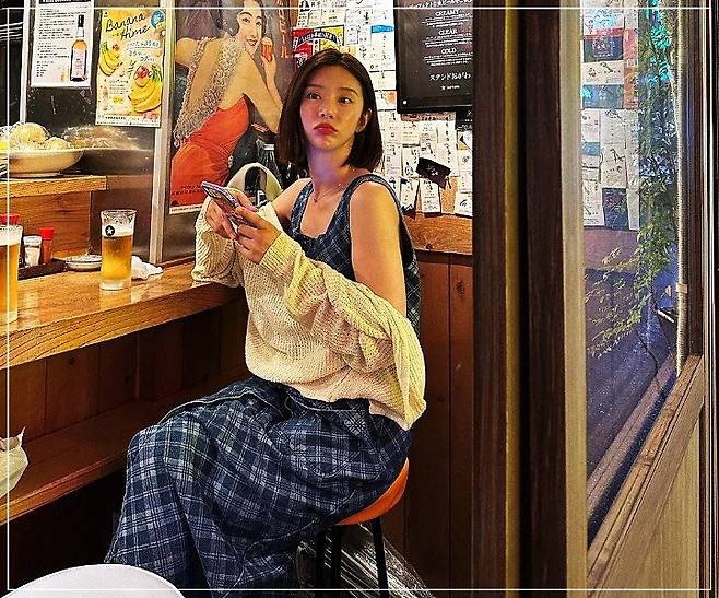 lee joo-bin girl group traineewoman-plaid-sweater-bar.