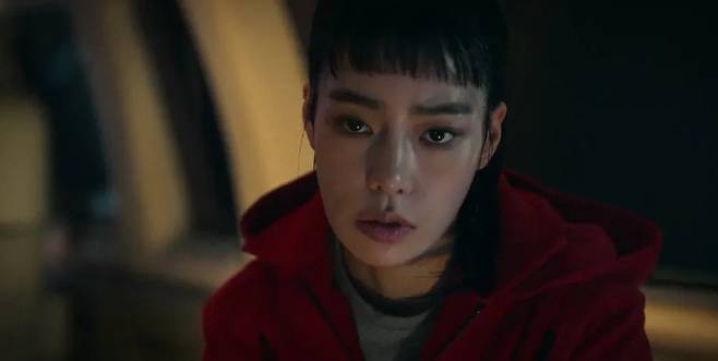 lim ji-yeon baeksang controversywoman-redhoodie-intense-dark.