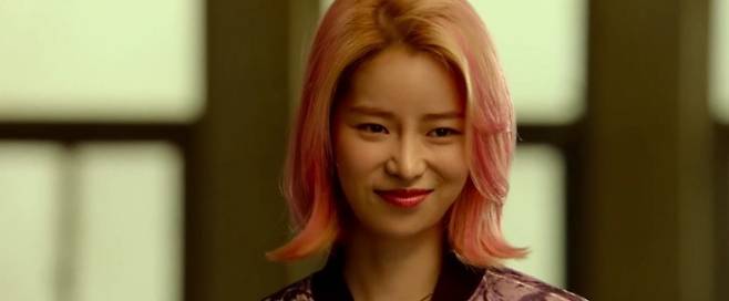lim ji-yeon baeksang controversywoman-pinkhair-smile-portrait.