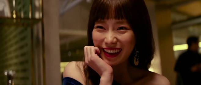 lim ji-yeon baeksang controversywoman-smiling-earrings-portrait.