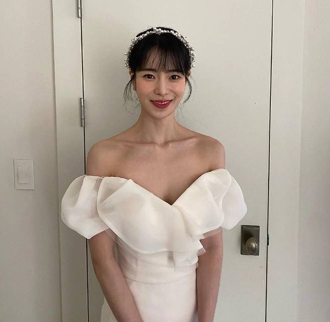 lim ji-yeon baeksang controversywoman-weddingdress-pearlheadband-portrait.