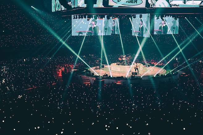 day6 kspo dome recordconcert-lights-crowd-stage.