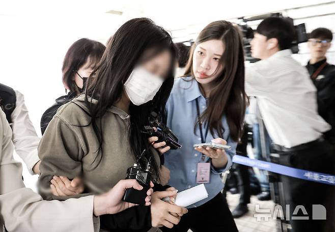 son heung-min blackmail casearrest-mask-paparazzi-police.