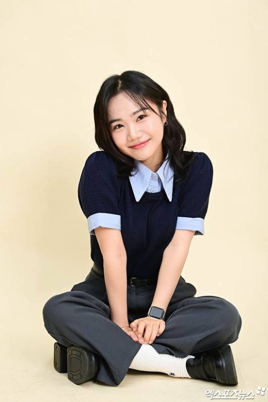 hong na-hyun resident playbooksmiling-portrait-Asian-seated.