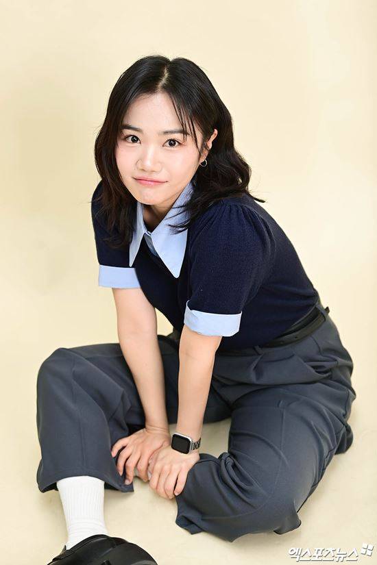 hong na-hyun resident playbookportrait-woman-casual-sitting.