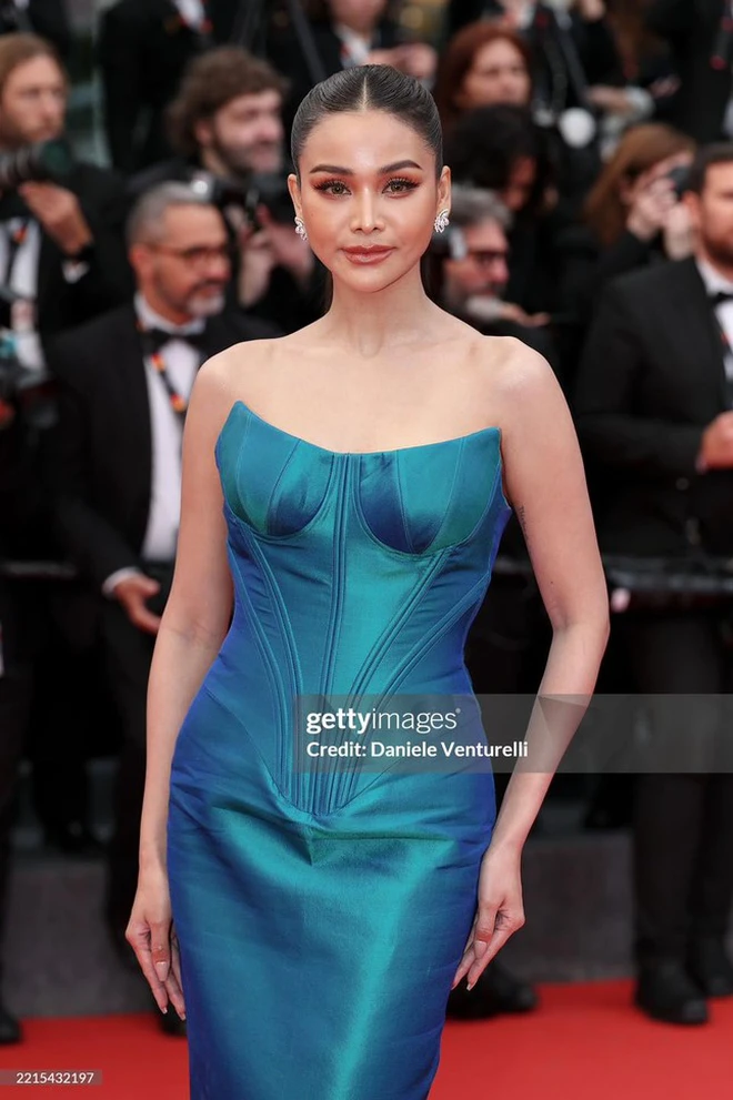 engfa waraha cannes 2025 appearancewoman-gown-turquoise-carpet.
