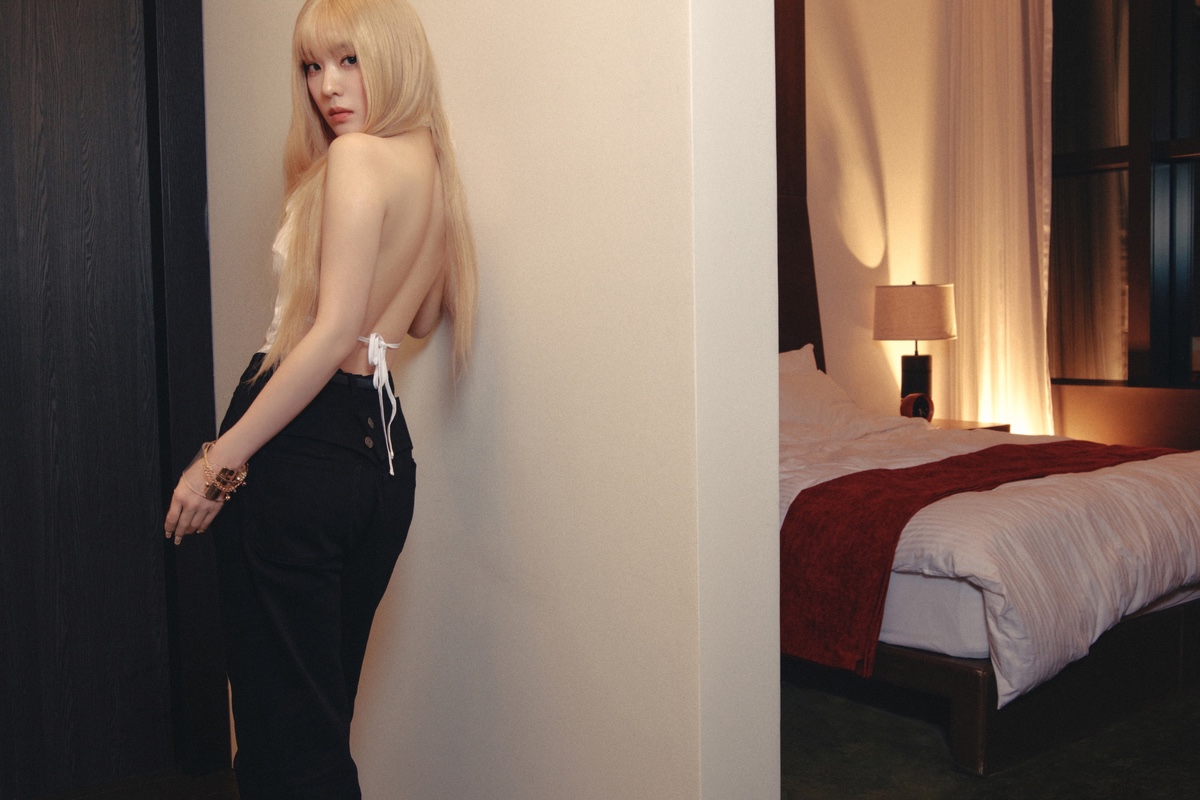 irene seulgi teaser controversywoman-backless-bedroom-blonde.