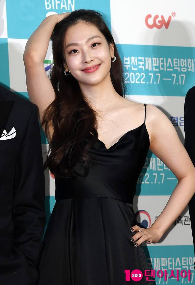 choi hee-jin idol kid castingWoman-BlackDress-RedCarpet-Smiling.