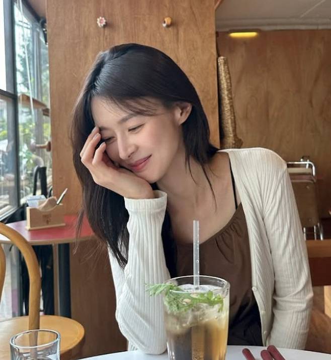 kwon nara bundang lee na youngwoman-beverage-cardigan-cafe.