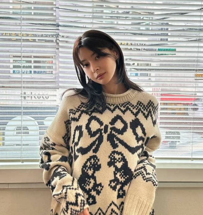 kwon nara bundang lee na youngwoman-sweater-indoors-portrait.