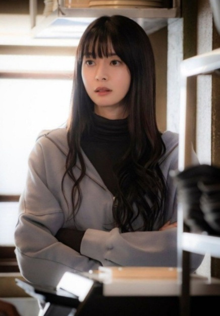 kwon nara bundang lee na youngwoman-bangs-hoodie-indoor.