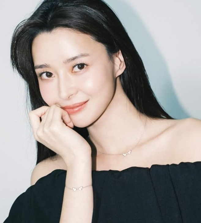 kwon nara bundang lee na youngwoman-portrait-necklace-smile.