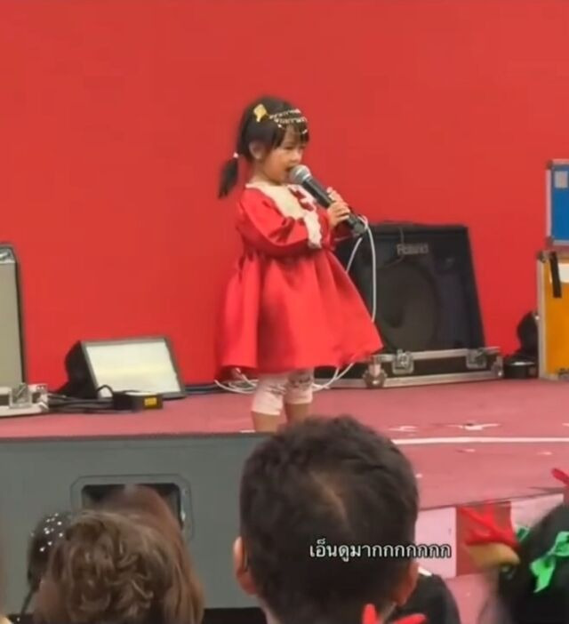 rosé apt. earningschild-performance-microphone-stage.