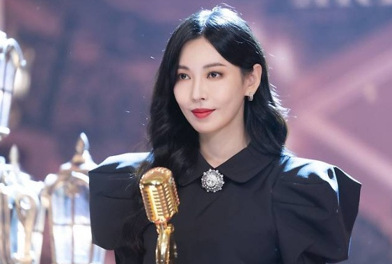 kim so yeon casting storywoman-microphone-blackdress-elegant.