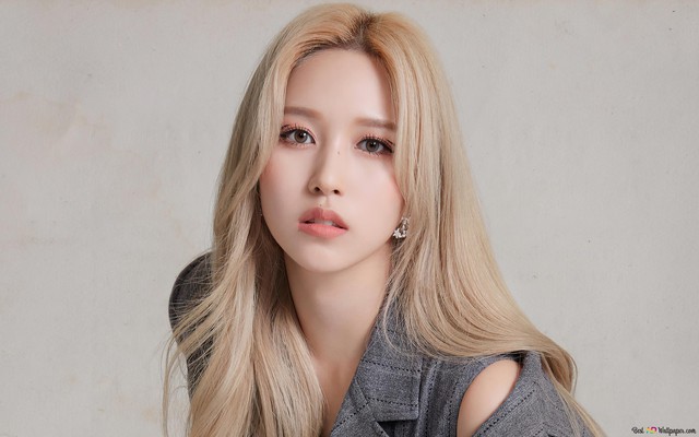 twice mina transformationwoman-blondeHair-grayTop-earring.