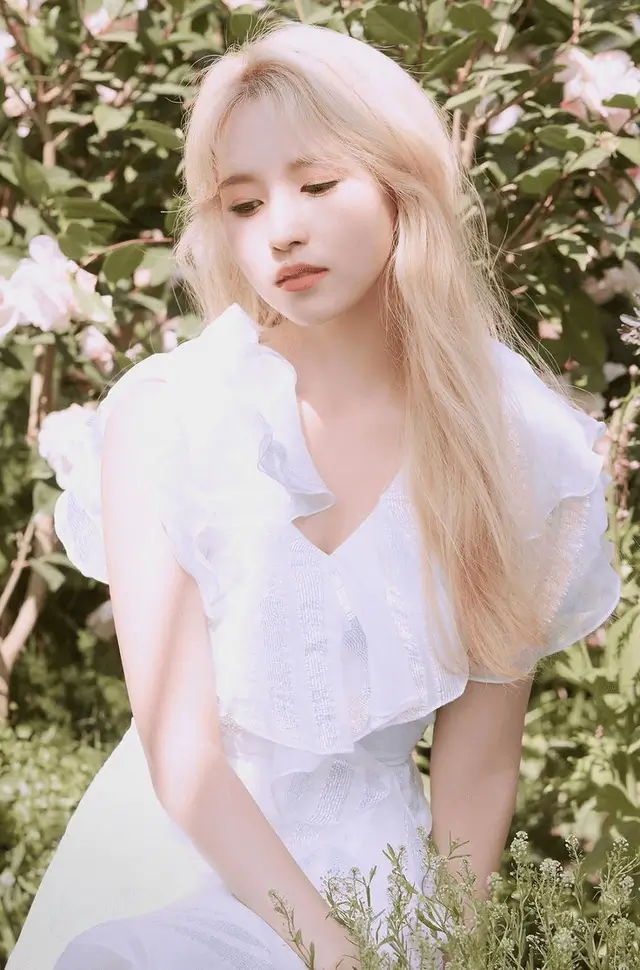 twice mina transformationportrait-dress-blonde-garden.