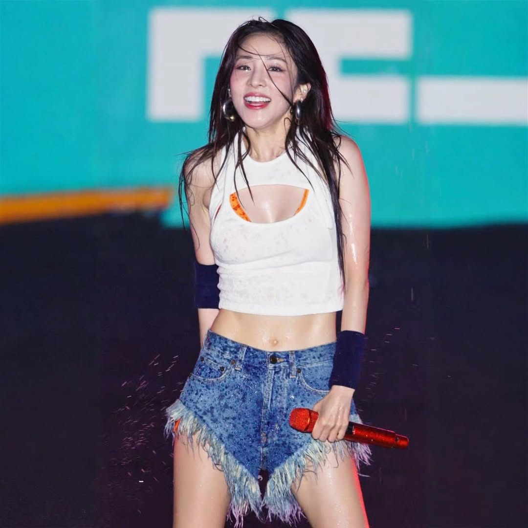 sandara park gachon water festivalwoman-performance-wet-microphone.