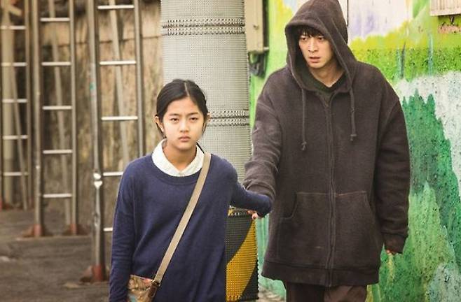 shin eun-soo jyp trainee actressYoungGirl-HoodedMan-HoldingHands-StreetScene.